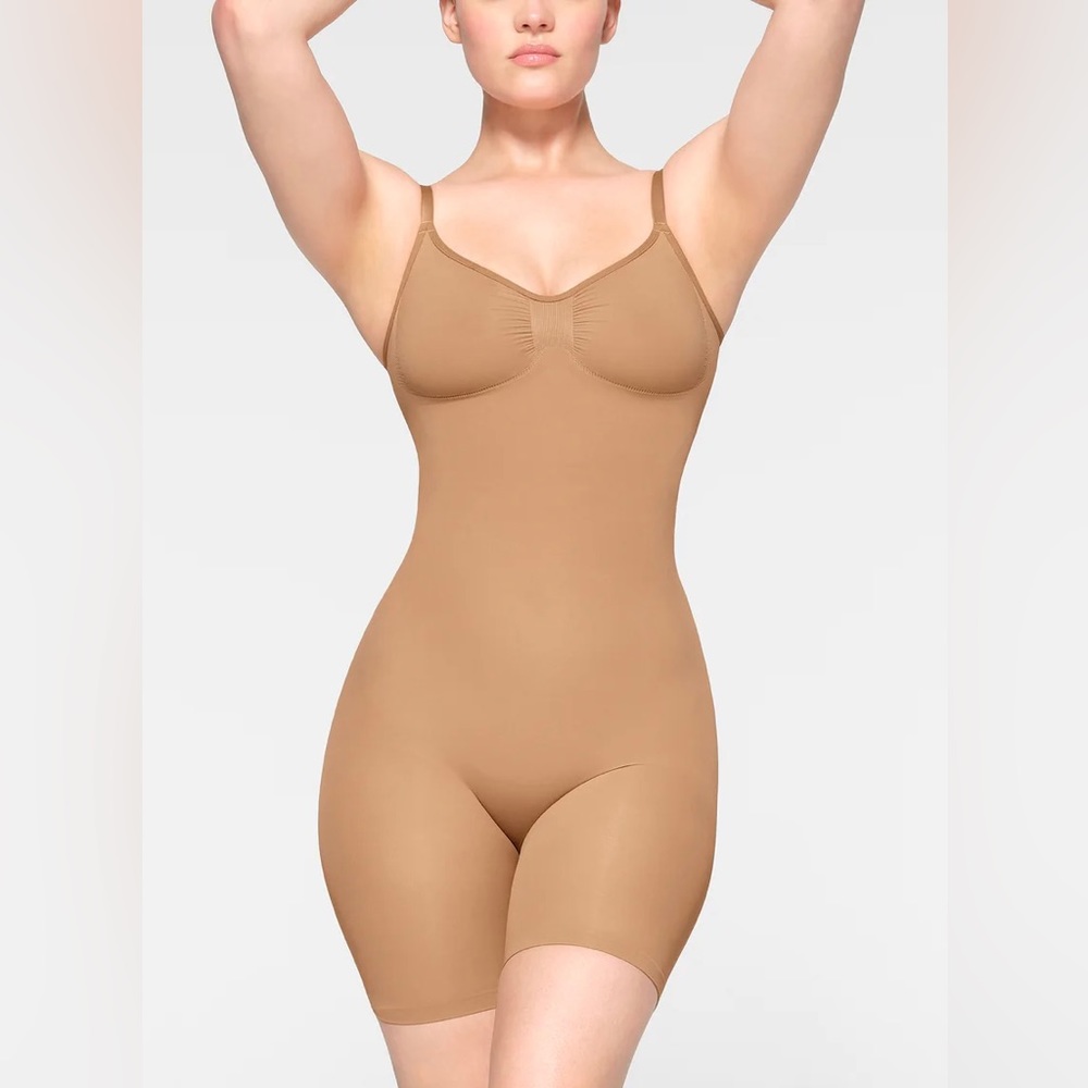 👸🏻 NIB! SKIMS Seamless Sculpting Mid Thigh Bodysuit